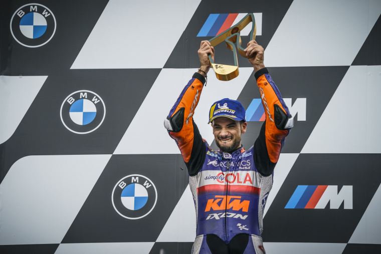 Oliveira stürmt in MotoGP-Nervenschlacht zum KTM Heimsie