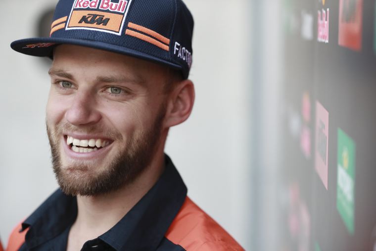 Brad Binder, Pit Beirer und Anna Veith am Montag, 10. August, ab 21:10 Uhr bei „Sport und Talk aus dem Hangar-