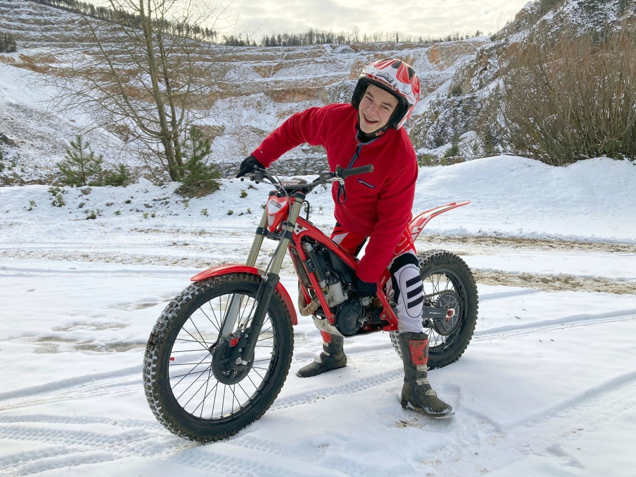 Motorradreporter GAS GAS Testbike Driver Philipp Schmidt bringt die TXT 125 erstmals auf Schnee