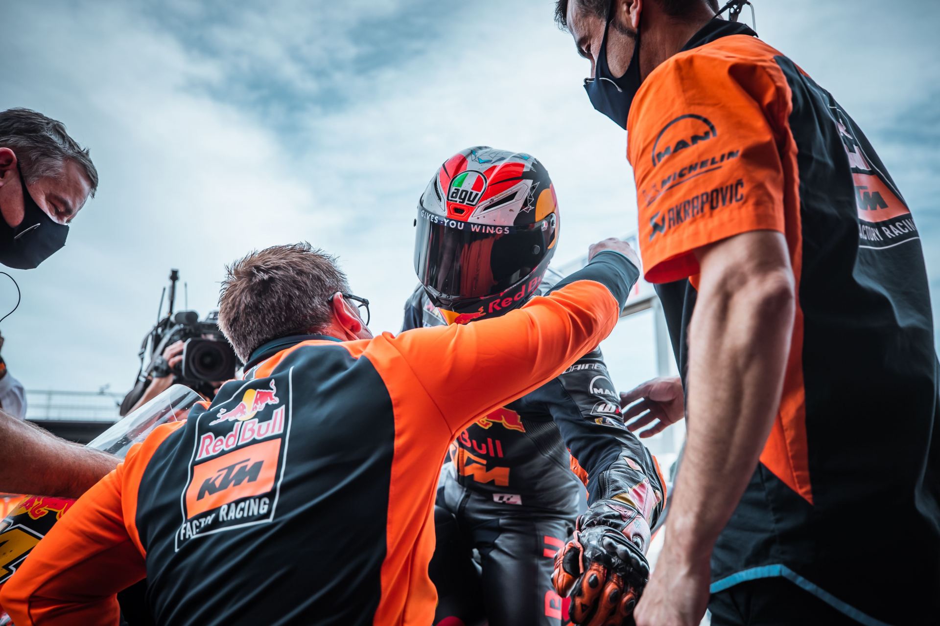 KTM: Espargaro fährt auf Platz 4 & Oliveira reiht sich für Red Bull KTM beim Teruel MOTOGP auf Platz 6 ein.