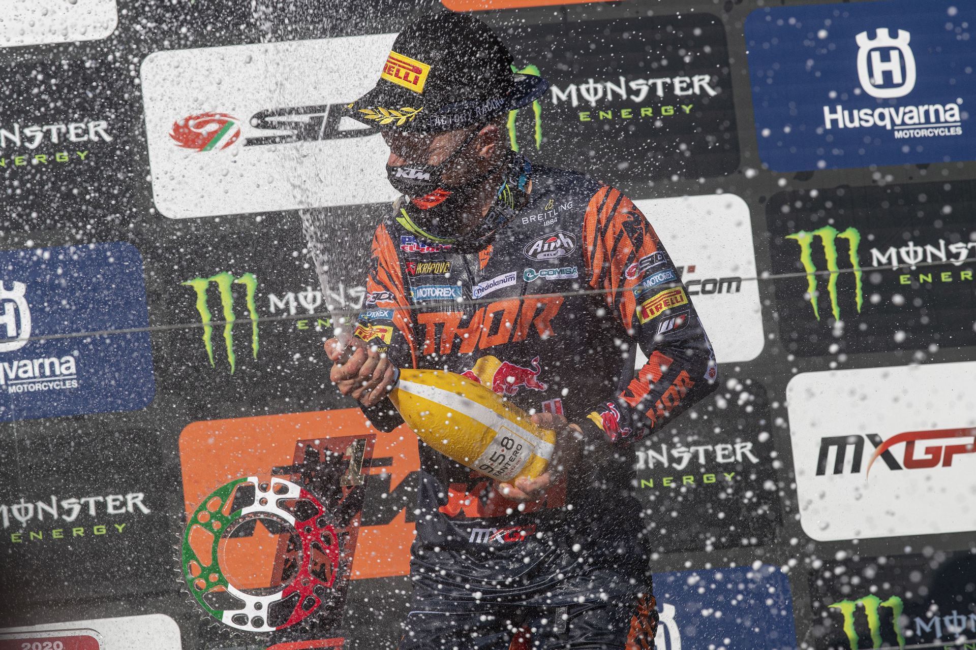 KTM gewinnt beide Klassen der 8 Runde der MXGP in Italien.