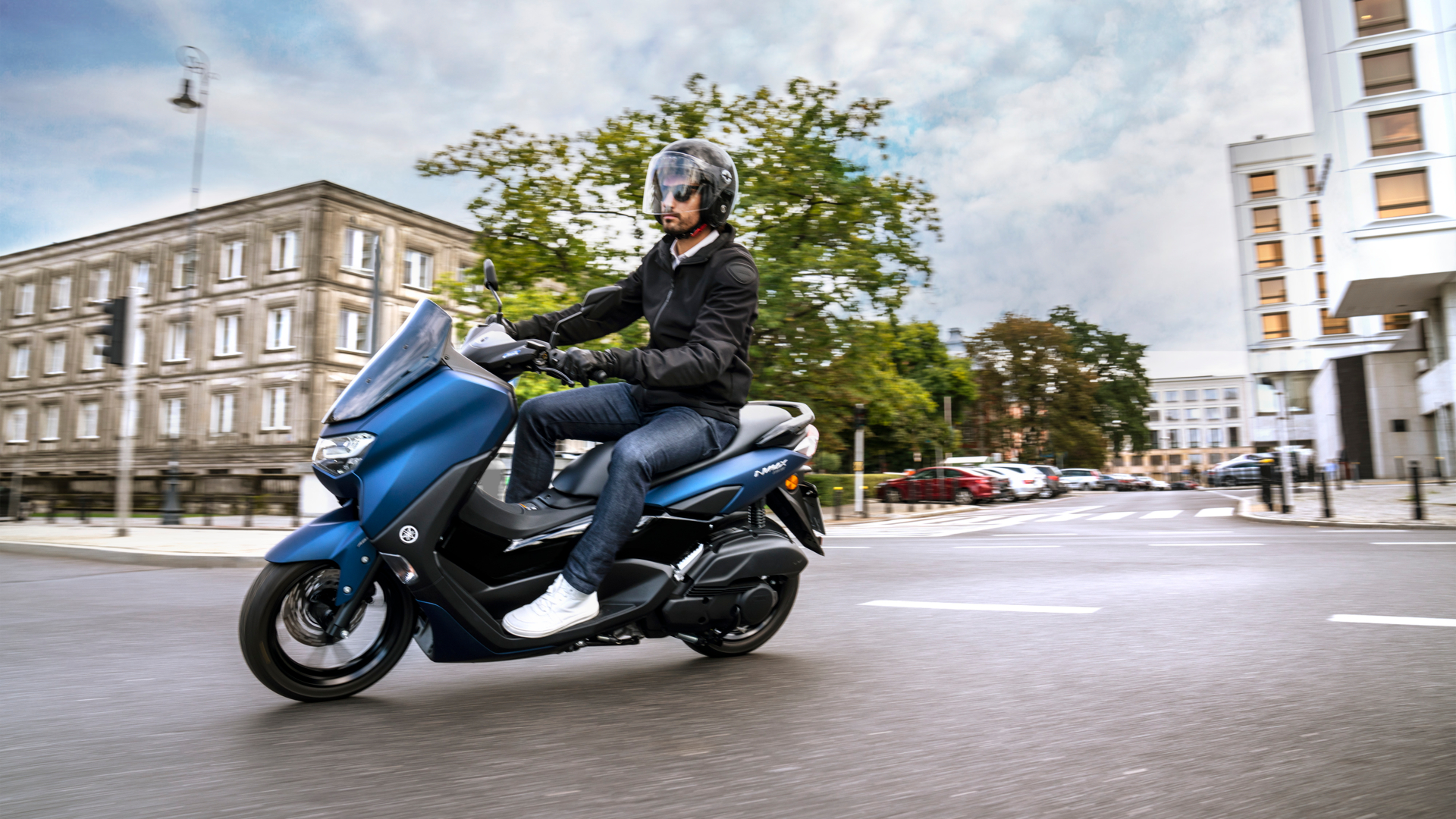 Die neuen Roller NMAX und D’elight: Mit Yamaha kommen Menschen jetzt noch smarter von A nach B