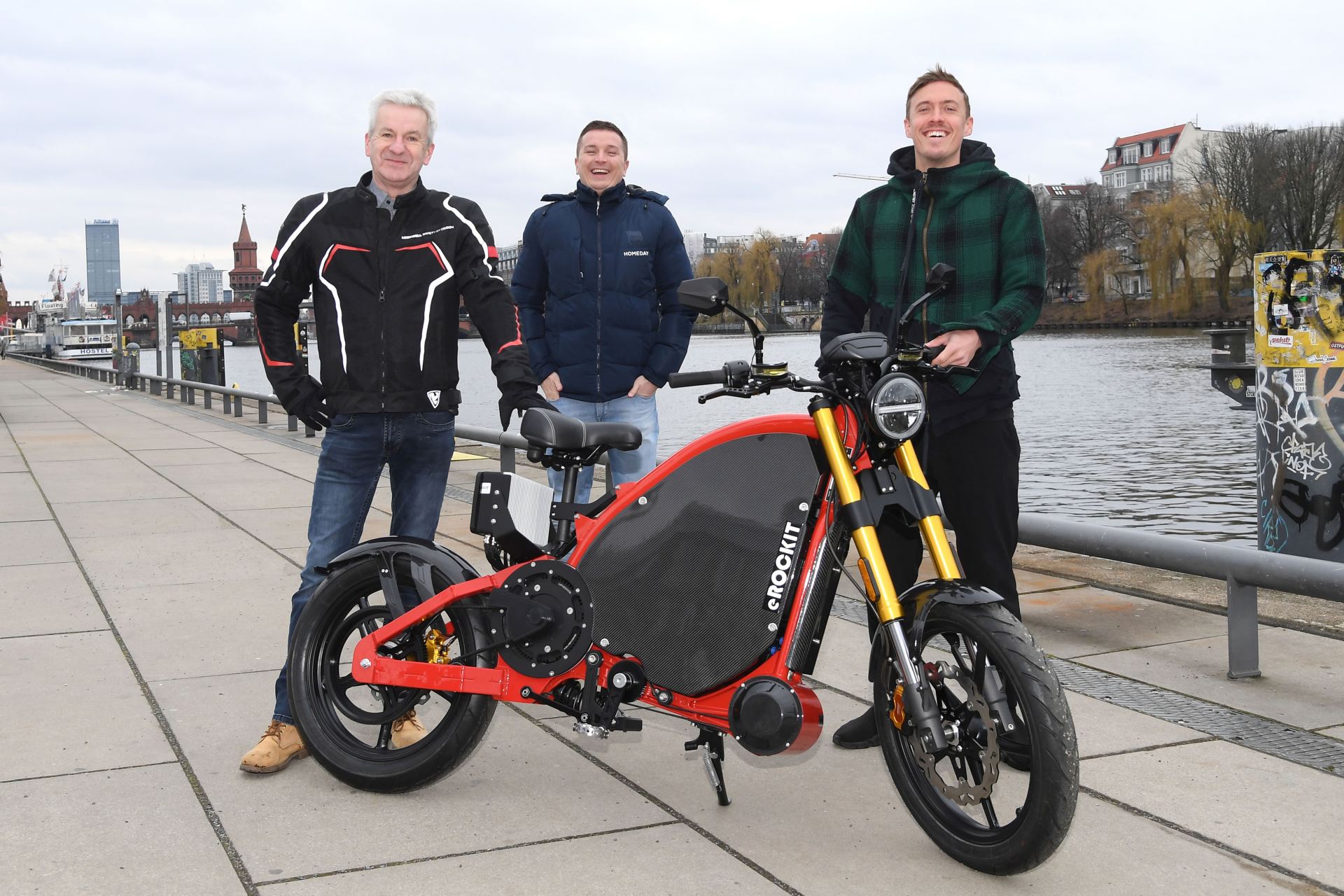 Max Kruse und Aaron Troschke eröffnen Zweiradsaison 2021 mit einzigartigem Elektromotorrad