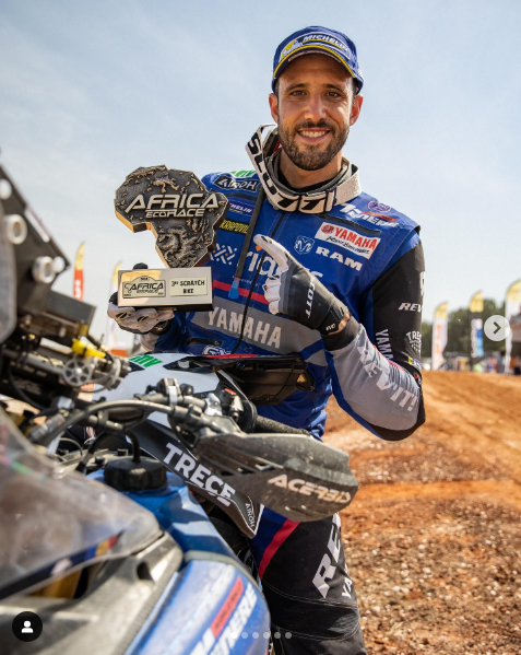 Pol Tarres mit Yamaha Tenere am Podium beim Afrika Eco-Race 2024