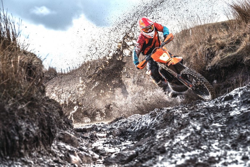 action_ktm_300_exc_tpi_my2019_02.jpg