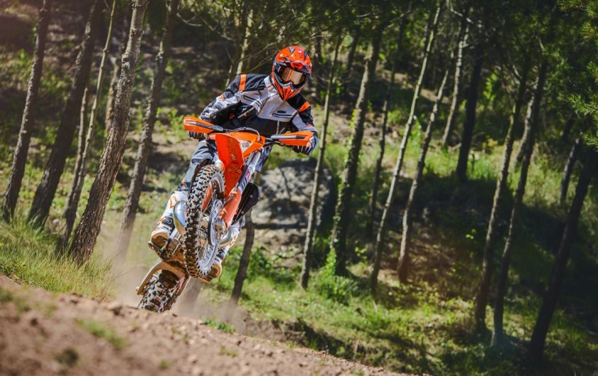 ktm_exc_modelo_2017_accion_06.jpg