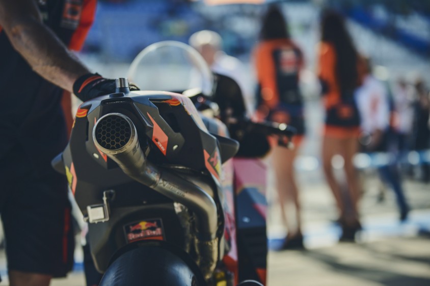 mechanic_bradley_smith_ktm_rc16_box_jerez_2017.jpg