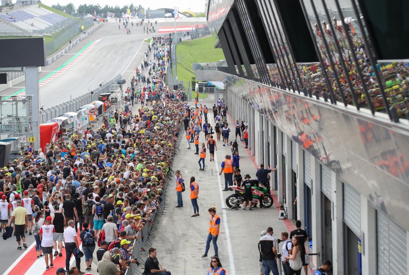 motogp_aut_2017_public_pit_lane_walk_c_gepa_pictures_red_bull_content_pool.jpg