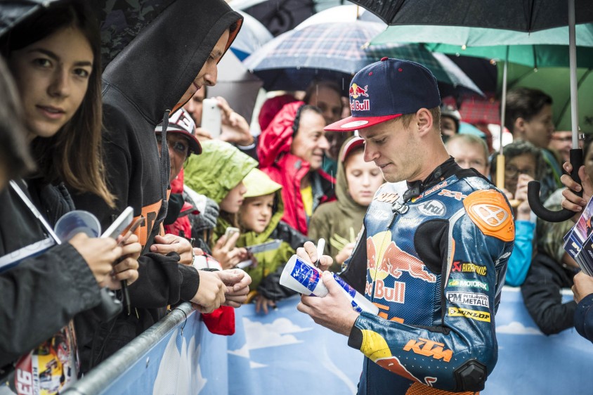 motogp_graz_parade_autogramme_c_philip_platzer_red_bull_content_pool.jpg