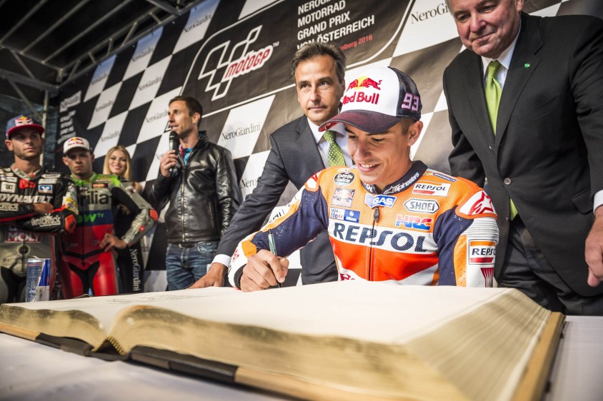 motogp_graz_parade_marquez_eintragung_goldenes_buch_c_philip_platzer_red_bull_content_pool.jpg