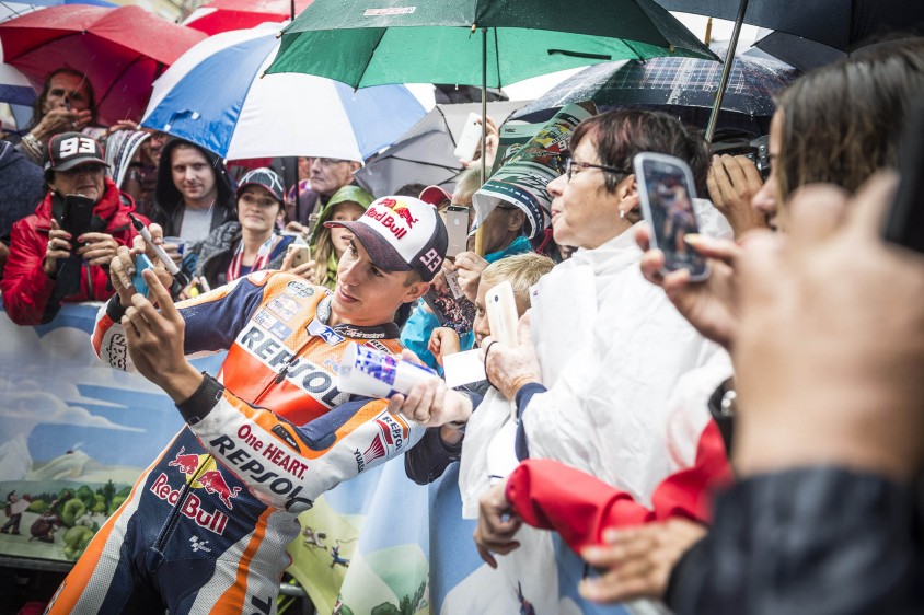 motogp_graz_parade_marquez_selfie_c_philip_platzer_red_bull_content_pool.jpg