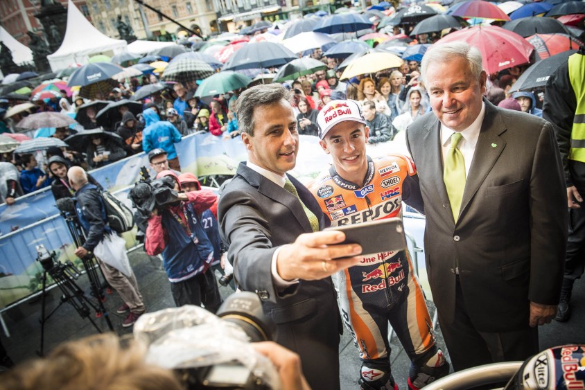 motogp_graz_parade_nagl_marquez_schuetzenhoefer_c_philip_platzer_red_bull_content_pool.jpg