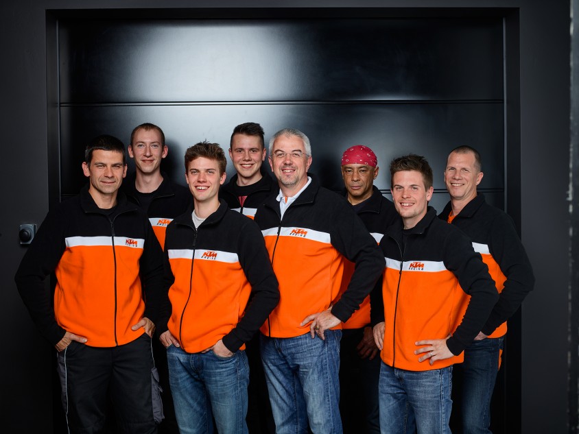 ktm-shop-gruppenfoto-kiska.jpg