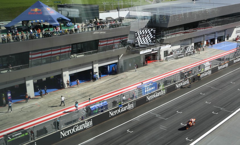 motogp_austria_2016_start_ziel_c_sandro_zangrando_red_bull_content_pool.jpg