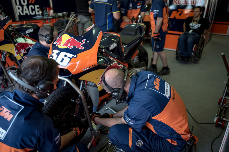 159390_mika_kallio_mechanics_ktm_rc16_box_valencia_2016.jpg