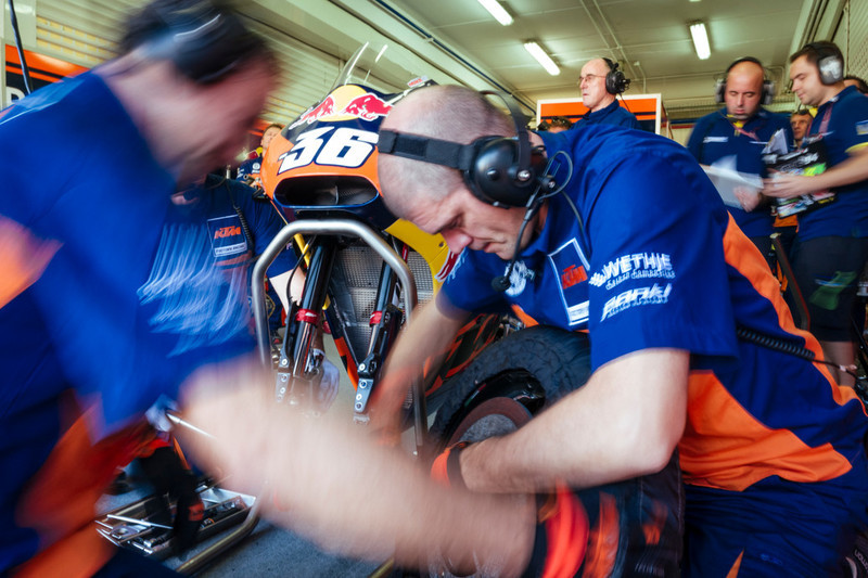 159391_mika_kallio_mechanics_ktm_rc16_box_valencia_2016.jpg