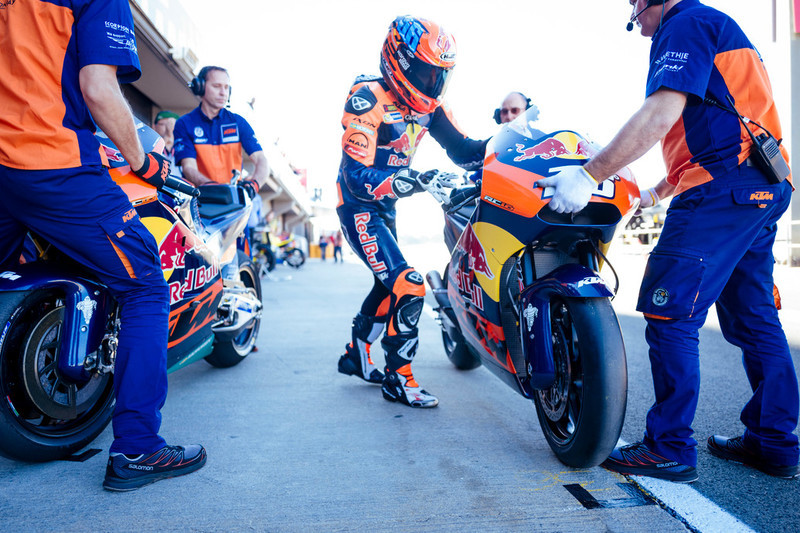 159392_mika_kallio_mechanics_ktm_rc16_pit_lane_valencia_2016.jpg