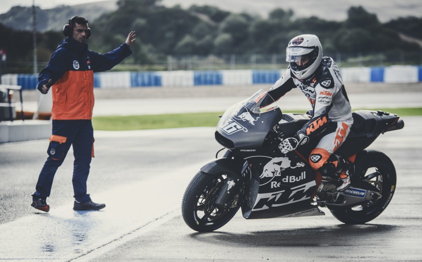 mika_kallio_mechanic_ktm_rc16_pit_lane_jerez_2016.jpg