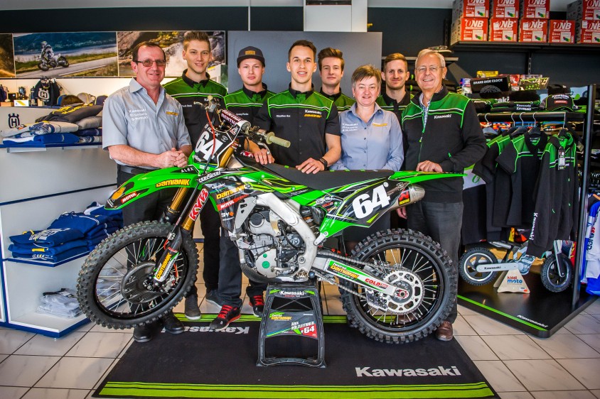 damianik_teamfahrer_2017_auf_kawasaki_mit_gerhard_und_irmi_damianik_und_peter_huber.jpg