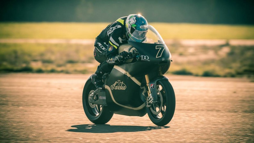 das_elektro-superbike_sarolea_sp7_fahrt_auf_bridgestone_battlax_reifen.jpg