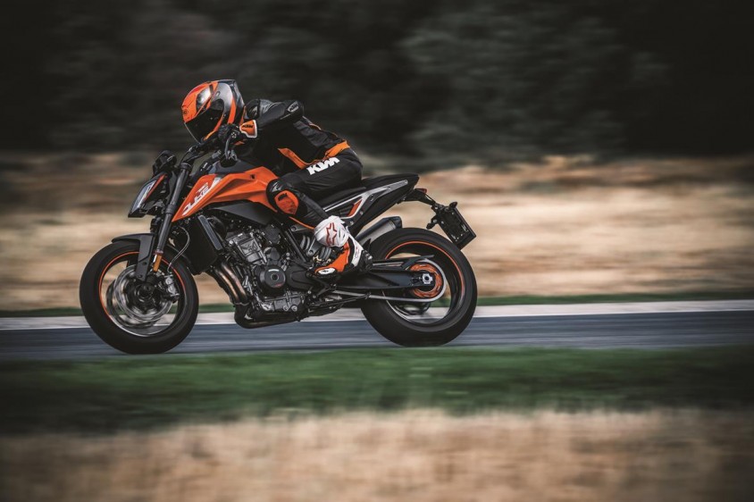 ktm_790_duke_2018_action_01_0.jpg