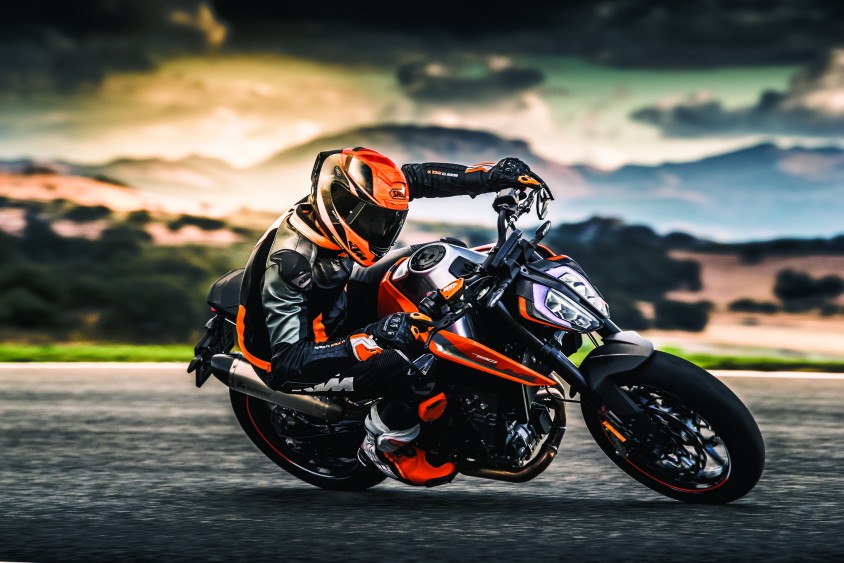 ktm_790_duke_2018_action_03.jpg