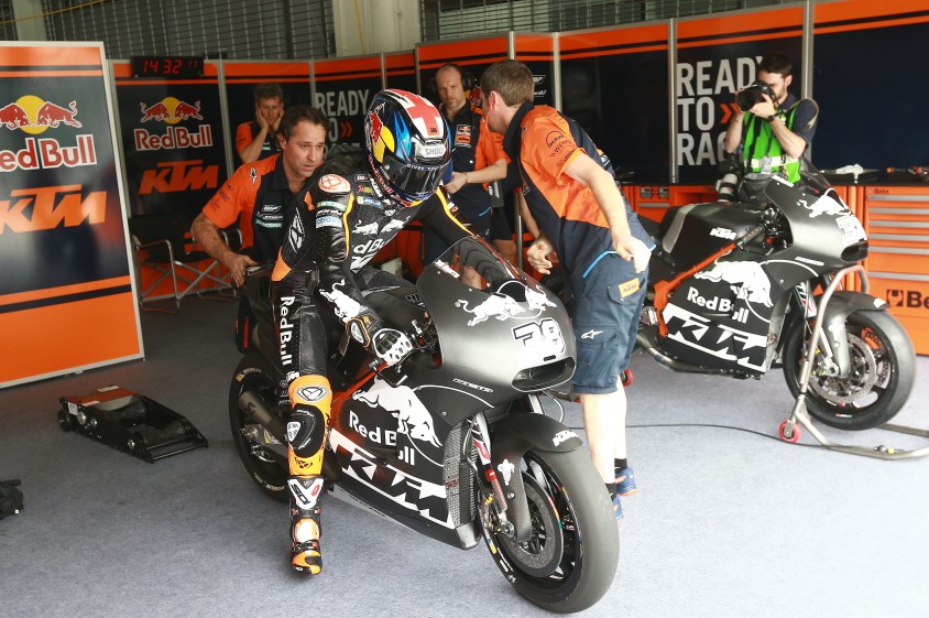 bradley_smith_mechanics_ktm_rc16_box_sepang_2017.jpg