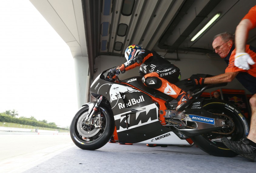 pol_espargaro_mechanic_ktm_rc16_box_sepang_2017.jpg