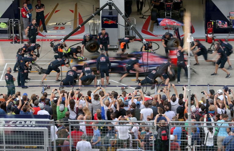 f1_gp_austria_public_pit_lane_walk_c_gepa_pictures_red_bull_content_pool.jpg