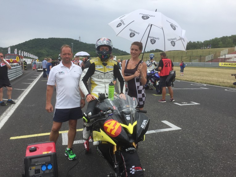 Philipp Steinmayr bei den letzten Vorbereitungen auf der Start-Geraden in Most (Foto: Steinmayr)