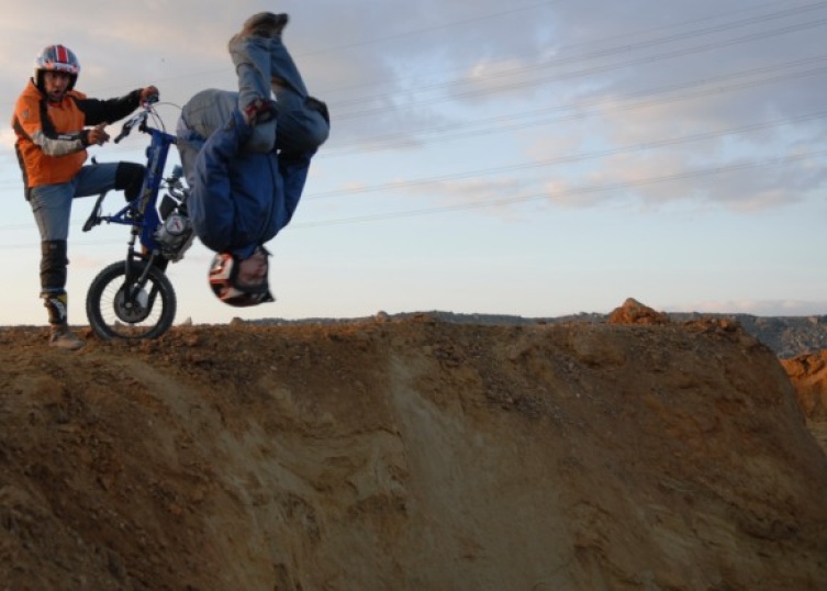 Der Weg vom Rodeo-X EnduroCross Training zum Backfliptraining!