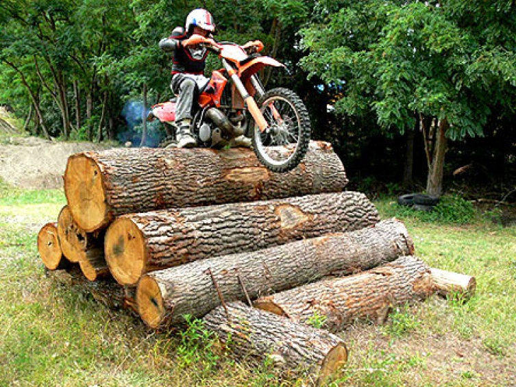 ...,jetzt sind Kufen hilfreich um das Bike mit wenig Kraft weiterzuschieben.