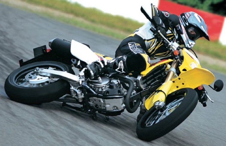 Mit der DRZ 400 um die Kurve driften....