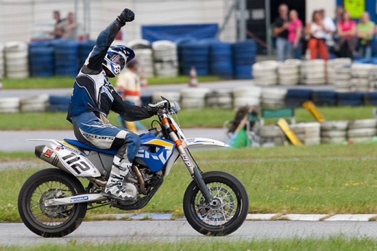 Hanson Schruf freut sich riesig über seinen ersten Sieg mit der Husaberg