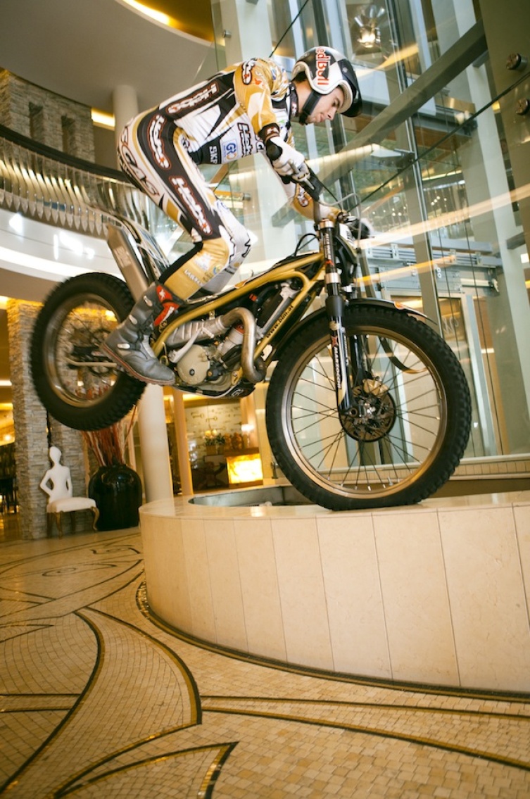 Trial Weltmeister Adam Raga auf Hotelbesuch in Saalbach Hinterglemm