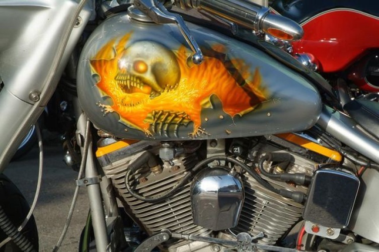ein ausgefallenes Designs verziert diese Harley Davidson