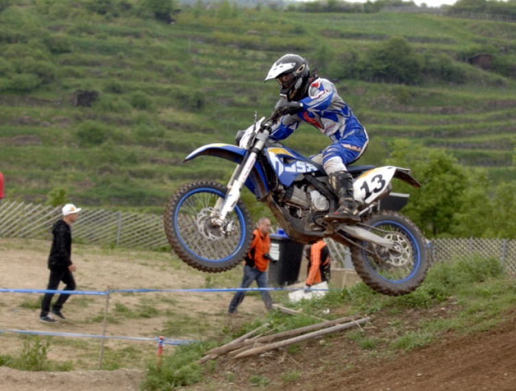 Christine Wiesner wie beflügelt auf ihrer Husaberg