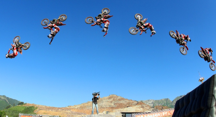 FÖRCH Freestyle-MX Show: atemberaubende Tricks im Luftraum über der Erzbergrodeo-Arena