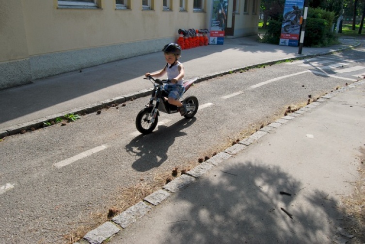 Auch Kleinkinder bereits auf Strom unterwegs