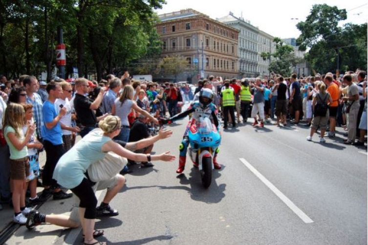 die MotoGP Fahrer zum anfassen nah