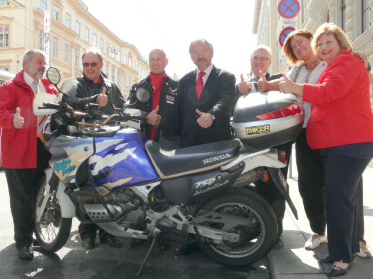 Foto: RED BIKER, v.l.n.r. LAbg. Karlheinz HORA,  RED BIKER Geschäftsführer Andreas HÖFERL, RED BIKER Wien Präsident Raimund LEHNER, AStr. Rudi Schicker, LAbg. Siegi LINDENMAYR, NAbg. Petra BAYR, Alsergrunder Bezirksvorsteherin Martina MALYAR