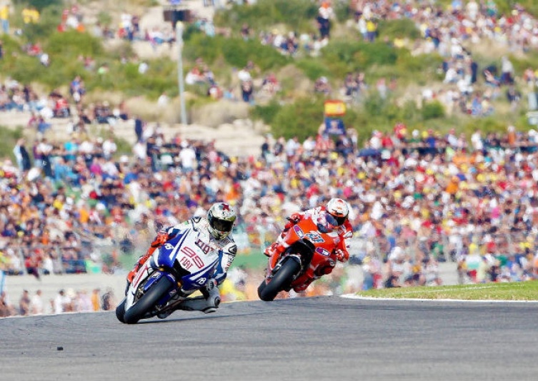 Foto: MotoGP; Lorenzo und sein bling bling Helm vor Herrn Steiner