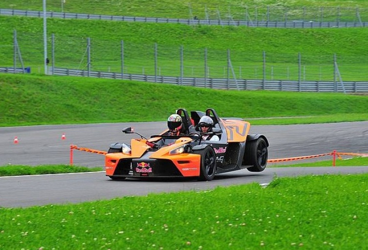 Kinigadner mit Beifahrer in KTM X-bow