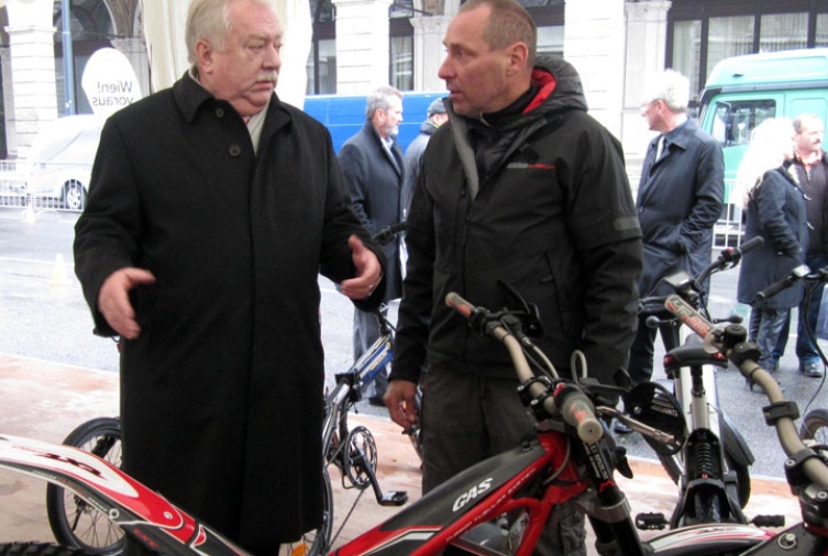 Bürgermeister Dr. Michael Häupl beim Safebike Stand - MA46