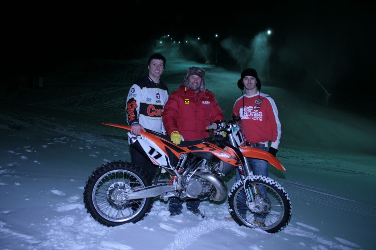 KTM-Pilot Stefan Ziegler und Aprilia-Rider Jürgen Kinz mit Veranstalter Joe Lechner vor dem tiefwinterlichen Innviertler Gletscher in Eberschwang.