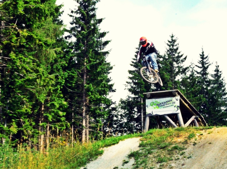 Luke Mac Fernbach beim Step Down Jump