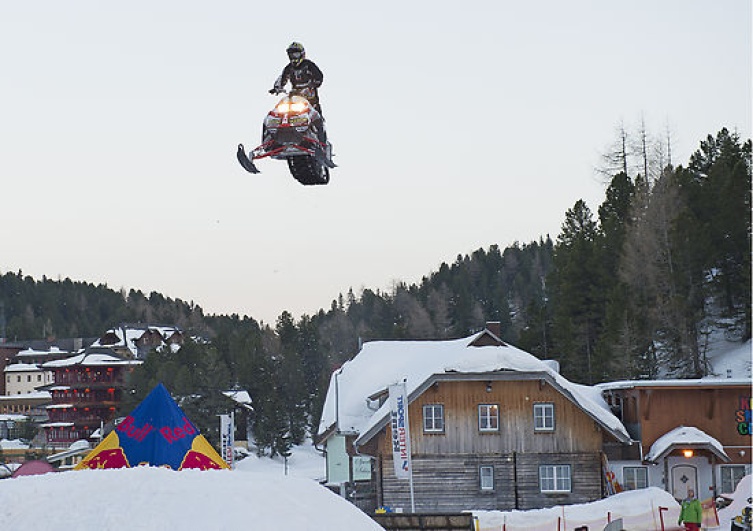 Standing Ovations gab es bei der SNOCROSS-Freestyle Show mit dem Slowenen Jure Saviozzi. Der 28-jährige aus Trbovlje (Slowenien) begeisterte mit tollen Stunts und zeigte unter anderem den Can Can und den Heelclicker in der Luft! (Fotocredit: Turracher Höhe/Mühlbacher)