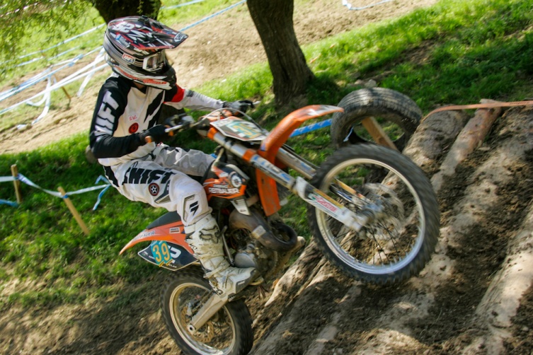 Der 14-jährige Niclas Gerhardter (Fotoquelle: www.sportpixel.eu) feierte in Griffen seinen ersten Wild Child Laufsieg im Rahmen der ACC. Der junge Motocross-Nachwuchsfahrer aus Schladming zählt übrigens auch im MX-Sport zu den großen heimischen Nachwuchstalenten, so wie sein Kumpel und Freund - Simon Breitfuss vom MSC Reiteralm, der in Launsdorf Saisonlauf Nr. 1 der Wild Child Klasse bis 85ccm gewann!