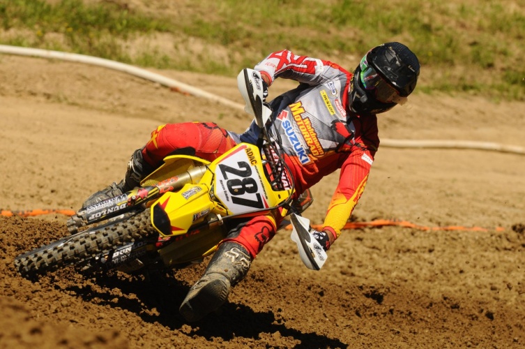 Der deutsche Top-Fahrer Marcus Schiffer gewinnt auf Suzuki die Tageswertung in Mehrnbach (Foto: Heti/supercross.at)