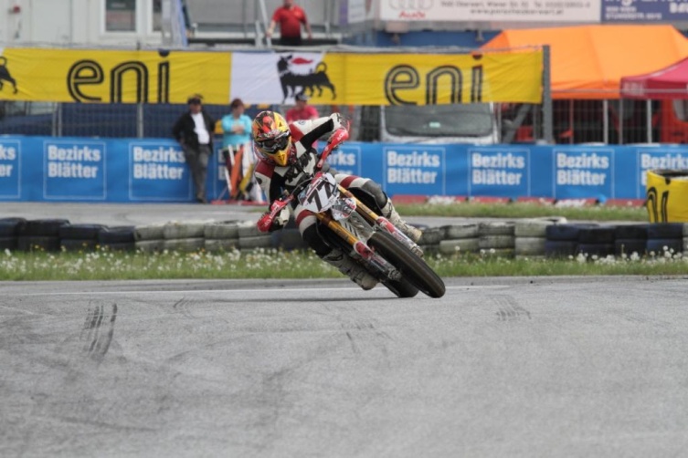 Rund 63 Pferdestärken hat die KTM 450 von Supermoto-Talent Andy Buschberger! (Foto: Andreas Hofaichner (Fotoimpressionen.org.))